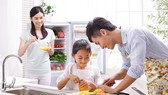 Không phải đàn ông nào cũng vào bếp giúp vợ. Ảnh chỉ mang tính minh họa