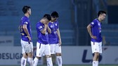 Các cầu thủ Hà Nội thật vọng rời vòng 7. Ảnh: MINH HOÀNG
