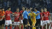 Trọng tài lại trở thành vấn đề của V-League 2021. Ảnh: MINH HOÀNG