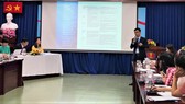 TS Nguyễn Tấn Đại, Trưởng đại diện Văn phòng Đại học Pháp ngữ tại TPHCM trình bày tham luận đảm bảo chất lượng trong đào tạo trực tuyến của Việt Nam