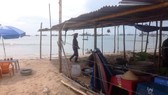 Bờ biển thuộc bái Sau biển Mũi Né bị resort chặn ngang.