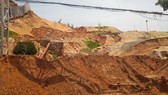 Nhiều phương tiện giao thông bị chôn vùi