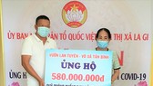 Anh Tuyên và gia đình đã tặng toàn bộ số tiền 580 triệu đồng từ việc bán đấu giá 2 cây lan quý cho Quỹ phòng chống dịch Covid-19