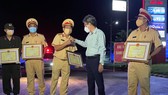 Khen thưởng đột xuất lực lượng CSGT đã kịp thời phát hiện 15 người trong thùng xe đông lạnh để vượt chốt kiểm dịch về quê.