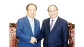 Prime Minister Nguyen Xuan Phuc receives Mr. Shin Jong Kyun, chairman and director general of Samsung Electronics Company in Hanoi on October 6