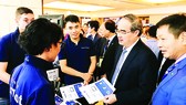 HCMC Party Chief Nguyen Thien Nhan talks to Japanese engineers about smart city solutions at Inl't Smart Cities Conference on October 25 (Photo: SGGP)