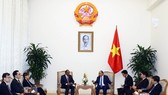 At the meeting between Vietnam's Prime Minister Nguyen Xuan Phuc and Singapore's Minister for Home Affairs and Minister for Law Shanmugam (Photo VNA)