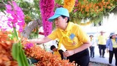 A volunteer is decorating an area along the procession route of His Majesty King Maha Vajiralongkorn’s coronation (Photo: thainews.prd.go.th)