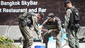 Bomb disposal officers deployed at a bombing attack in Bangkok on August 2 (Source: AFP/VNA)