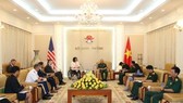 The meeting between Deputy Chief of the General Staff of the Vietnam People’s Army Sen. Lt. Gen. Pham Ngoc Minh and US Senator Tammy Duckworth in Hanoi on August 20 (Photo: bienphong.com.vn)