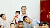 Mr. Nguyen Thanh Tong and the children at Mai am Tre Xanh (Green Bamboo Shelter). (Photo: SGGP)