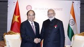 Prime Minister Nguyen Xuan Phuc (L) and Indian counterpart Narendra Modi in a meeting on November 4, 2019 (Photo: VNA)