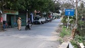 The road leading to Hoang Dong commune, Thuy Nguyen district, where the patient live is monitored (Photo: VNA)