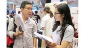 Người lao động tìm kiếm cơ hội việc làm trong dịp được kết nối với doanh nghiệp