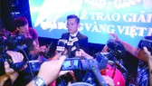 Quả bóng vàng Việt Nam 2017 Đinh Thanh Trung trong vòng vây phóng viên ở đêm Gala trao thưởng. Ảnh: NGUYỄN NHÂN