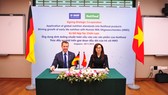 Đại diện công ty NutiFood ký kết với đại diện của Tập đoàn BASF Khu vực Đông Nam Á