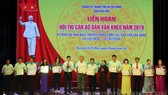 Phó Bí thư Thành ủy TPHCM Võ Thị Dung trao Bằng khen cho các đơn vị xuất sắc của Hội thi cán bộ “Dân vận khéo” 2019