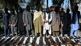 Các tay súng Taliban bị bắt giữ tại Jalalabad, Afghanistan. Ảnh: AFP/ TTXVN