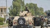 Binh sĩ Afghanistan triển khai bên ngoài nhà tù ở thành phố Jalalabad, tỉnh Nangarhar trong cuộc đọ súng với các tay súng IS ngày 3-8-2020. Ảnh: AFP/TTXVN