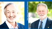Hai nhà kinh tế học người Mỹ Paul Milgrom (trái) và Robert Wilson