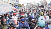 Đông đảo người và phương tiện chờ qua phà Cát Lái