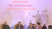 Các đại biểu chia sẻ những câu chuyện về sự kiện lịch sử tại buổi giao lưu