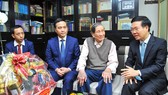 Trưởng Ban Tuyên giáo Trung ương Võ Văn Thưởng thăm, chúc tết nhạc sĩ Phạm Tuyên. Ảnh: TTXVN
