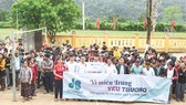 Hòa Bình trao quà “Vì miền Trung thương yêu” đến bà con nghèo Quảng Bình
