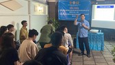 Ông Lê Minh Đức tuyên truyền về Luật bầu cử cho người ở trọ tại TP Thủ Đức