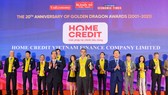Ông Fabien Sanchez, Giám đốc Bộ phận Rủi ro và Thu hồi nợ đại diện Home Credit Việt Nam nhận giải thưởng từ đại diện Ban tổ chức giải thưởng Rồng Vàng 2020