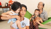 Bà Đi và con trai cùng 2 cháu nhỏ đang rất khó khăn