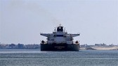 Tàu hàng di chuyển qua kênh đào Suez, Ai Cập ngày 30-3-2021. Ảnh: AFP/TTXVN
