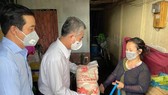 Phó Chủ tịch UBND TPHCM Ngô Minh Châu tặng quà cho hộ dân khó khăn ở quận 8