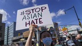 Tuần hành kêu gọi chấm dứt tình trạng thù hận người gốc Á tại New York (Mỹ) ngày 21-3-2021. Ảnh: THX/TTXVN