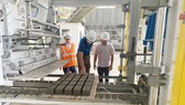Sản xuất gạch không nung tại nhà máy của Công ty Hoàng Sơn Fly Ash and Cement