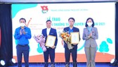 BTC trao Giấy chứng nhận của Ban Bí thư Trung ương Đoàn cho 2 giải tập thể và cá nhân được cộng đồng bình chọn nhiều nhất. Ảnh: TTXVN