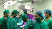 Cắt khối u trung thất lớn hiếm gặp ở trẻ sơ sinh 16 ngày tuổi