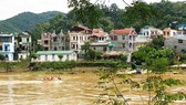 Bác sĩ giết vợ phi tang xác xuống sông, thi thể nghi trôi sang Trung Quốc
