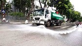 Ô nhiễm, nóng bức, Hà Nội chi hơn 114 tỷ để rửa đường ở 30 quận huyện