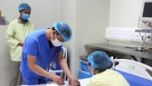 Bác sĩ Bệnh viện Nhi Trung ương thăm khám cho bé H. sau ca phẫu thuật