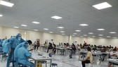 Nhân viên y tế ở Bắc Giang tập trung lấy mẫu xét nghiệm SARS-CoV-2 cho công nhân trong các khu công nghiệp
