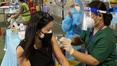 Nhân viên y tế tiêm vaccine cho người dân ở quận 1, sáng 19-9-2021. Ảnh: CAO THĂNG