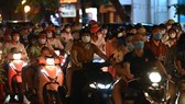 Sau đêm trung thu đông nghịt, Hà Nội nguy cơ uổng phí thành quả chống dịch