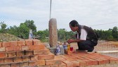 Ngôi mộ tạm do con cháu lập ngay trên vị trí tìm ra huyệt mộ vợ vua Tự Đức tại khu vực triển khai dự án bãi đỗ xe.