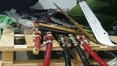Phát hiện nhiều vũ khí sát thương tại cửa hàng tạp hóa