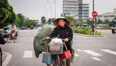 Người nghèo phấn khởi vì được nhận gạo miễn phí từ "ATM gạo"