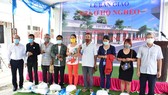 25 hộ nghèo nhận nhà mới được lãnh đạo tỉnh Thừa Thiên - Huế tặng gạo và muối trắng với mong ước bà con sẽ ăn nên làm ra