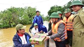 Ông Phan Ngọc Thọ trao mì tôm cứu trợ người dân vùng lũ sông Bồ