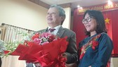 Đại diện Hội nhà báo tỉnh Thừa Thiên - Huế tặng hoa chúc mừng đồng chí Lê Trường Lưu tái đắc cử Bí thư Tỉnh ủy Thừa Thiên – Huế 