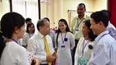 Ông Phan Ngọc Thọ lắng nghe tâm tư của từng "Nhà giáo nhân dân" 